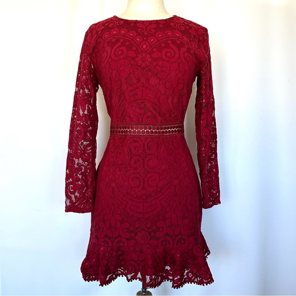 TWO SISTERS THE LABEL MEDINDIE RED LACE BACKLESS MINI DRESS W/FLUTTER HEM SzL - Picture 2 of 16
